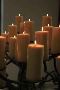 Mumlar, bir cenaze hizmeti