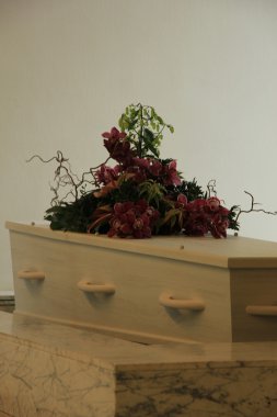 Beyaz tabut cenaze çiçek ile