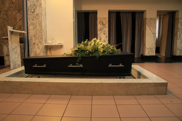 Flores funerárias em um caixão — Fotografia de Stock