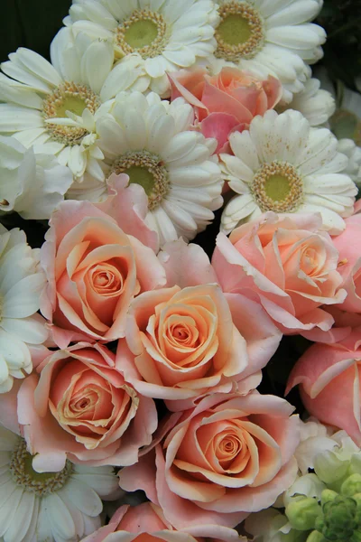 Троянди і гербери весільні квіти — стокове фото