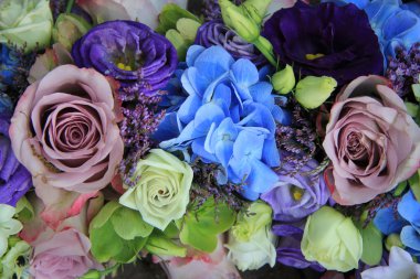 enRysk fotboll framför gips vägg