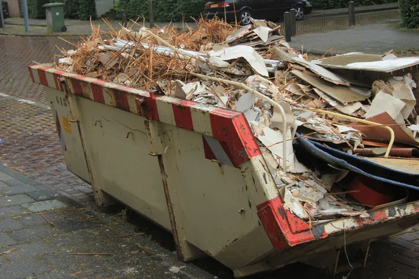 Geladen dumpster — Stockfoto