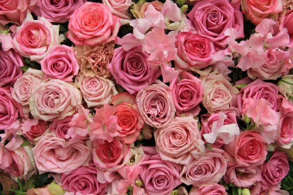 Lathyrus and roses in a wedding bouquet — Stock Photo, Image