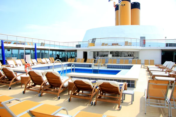 Swimming pool area at cruise ship — Stock Photo, Image