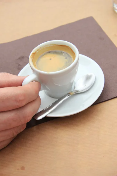 Homem segurando copo de café expresso — Fotografia de Stock