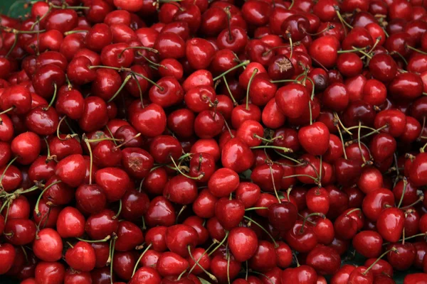 Cherries at a market — Stockfoto