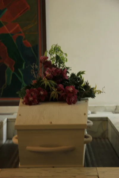 Begravning blommor på en kista — Stockfoto