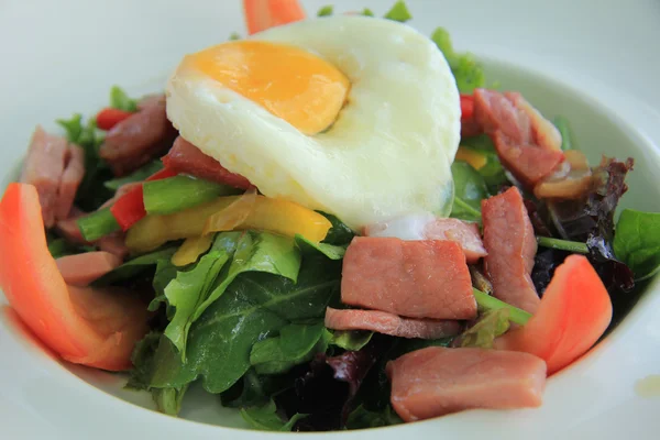 Pocherat ägg och sallad — Stockfoto