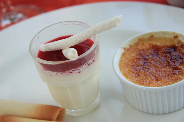 Frans desserts: Creme brulee en blancmange — Stockfoto