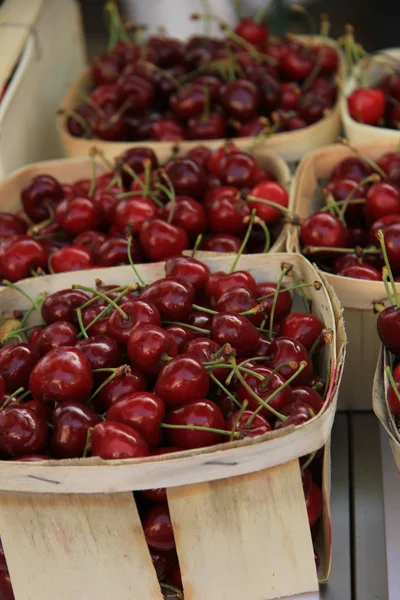 Cerejas num mercado francês — Fotografia de Stock