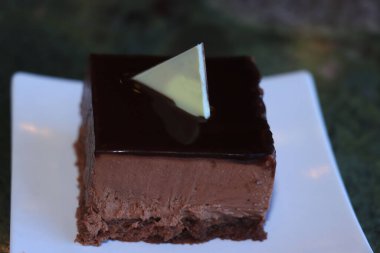 Kare çikolatalı kek, çikolatalı mus ve parlak jöleli.