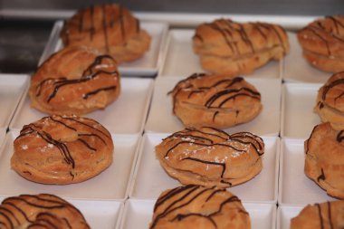 Profiteroller, kremayla dolu puf börekler, yolcu gemisi büfesinde sergileniyor.