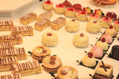 Bir mağaza vitrininde çeşitli şekerlemeler.