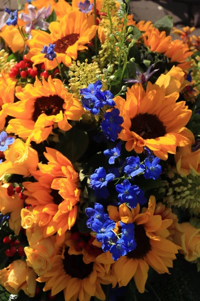 Sonnenblumen Einem Gelb Blauen Hochzeitsarrangement — Stockfoto