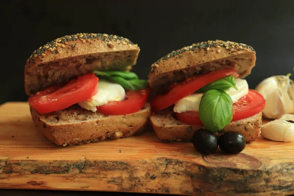 Taze Domatesli Talyan Caprese Sandviçleri Mozzarella Peyniri Basi — Stok fotoğraf