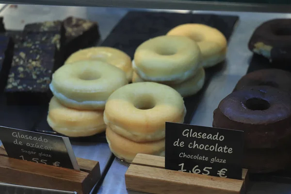 Dükkanın Vitrininde Taze Yapılmış Çörekler Etiket Üzerine Metin Spanyolca Ngilizce — Stok fotoğraf