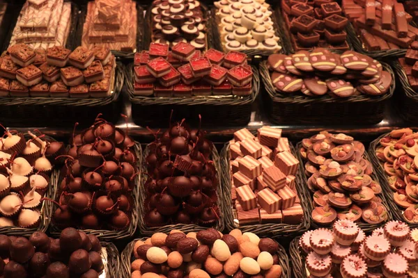 Cioccolato Intinto Ciliegie Praline Cioccolato Lusso Con Noci Mercato Barcellona — Foto Stock
