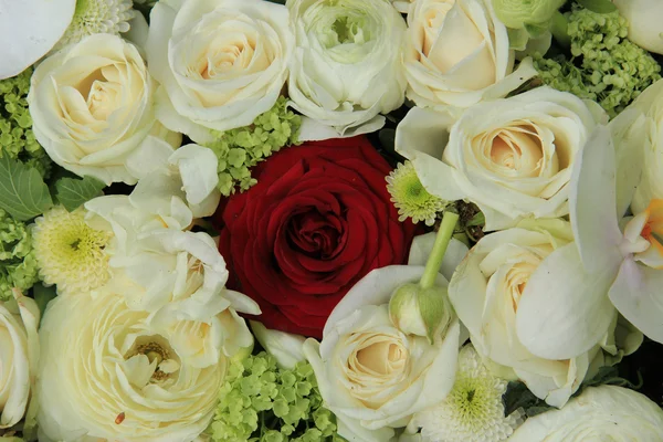 Rote Rose im weißen Brautstrauß — Stockfoto