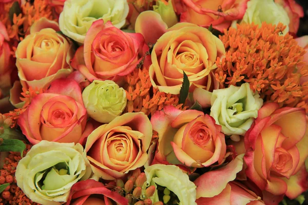 Pomarańczowe i żółte róże w Bukiet ślubny — Zdjęcie stockowe