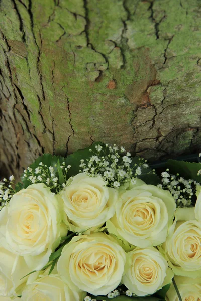 Utomhus bröllop dekorationer: vita blommor — Stockfoto