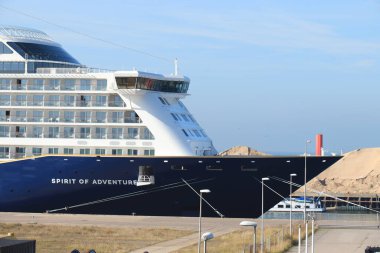 IJmuiden, Hollanda - 8 Ekim 2021: Felison Cruise Terminali 'ne demirlemiş Macera Gezileri Ruhu