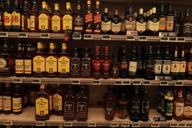 Bourbon-Lancy, Fransa - 13 Eylül 2021: Intermarche süpermarketinde çeşitli viski markaları