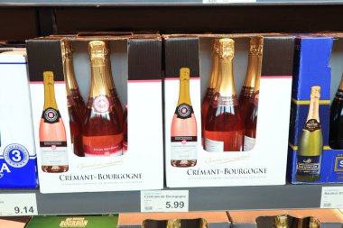 Bourbon Lancy, Fransa - 14 Eylül 2021: Süpermarkette köpüklü şaraplar. İndirimli bir süpermarkette geleneksel şaraplar