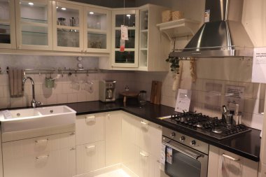 Haarlem, Hollanda - 9 Ekim 2021: Ikea showroom, siyah beyaz İskandinav mutfağı