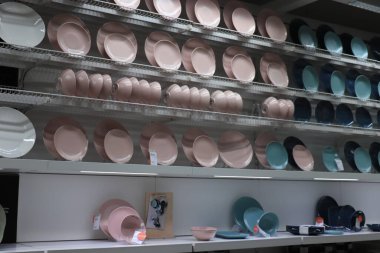 Haarlem, Hollanda - 9 Ekim 2021: Ikea mağaza galerisi, çanak çömlek ve giysi