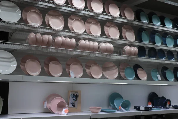 Haarlem, Hollanda - 9 Ekim 2021: Ikea mağaza galerisi, çanak çömlek ve giysi