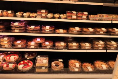 Autun, Fransa - 17 Eylül 2021: E.Leclerc süpermarketinde şekerleme