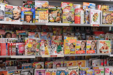 Autun, Fransa - 17 Eylül 2021: Bir Fransız süpermarketinde büfede dergiler. Konuya göre sıralanır
