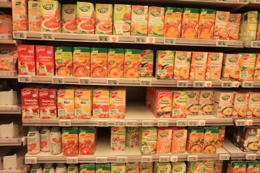 Autun, Fransa - 17 Eylül 2021: Bir süpermarkette çeşitli çorba markaları. Etiketler: Fransızca fiyat ve ürün bilgileri