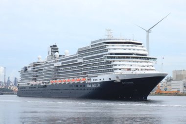 Ijmuiden, Hollanda - 17 Ekim 2021: MS Rotterdam Hollanda Amerika Hattı tarafından Kuzey Denizi Kanalı 'nda Amsterdam' a doğru yönetiliyor.