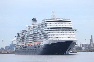 Ijmuiden, Hollanda - 17 Ekim 2021: MS Rotterdam Hollanda Amerika Hattı tarafından Kuzey Denizi Kanalı 'nda Amsterdam' a doğru yönetiliyor.