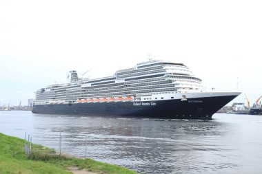 Ijmuiden, Hollanda - 17 Ekim 2021: MS Rotterdam Hollanda Amerika Hattı tarafından Kuzey Denizi Kanalı 'nda Amsterdam' a doğru yönetiliyor.