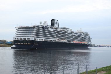 Ijmuiden, Hollanda - 17 Ekim 2021: MS Rotterdam Hollanda Amerika Hattı tarafından Kuzey Denizi Kanalı 'nda Amsterdam' a doğru yönetiliyor.