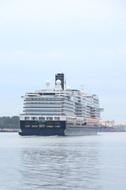 Ijmuiden, Hollanda - 17 Ekim 2021: MS Rotterdam Hollanda Amerika Hattı tarafından Kuzey Denizi Kanalı 'nda Amsterdam' a doğru yönetiliyor.
