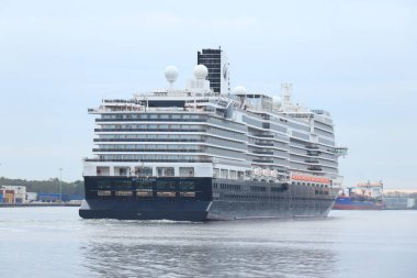 Ijmuiden, Hollanda - 17 Ekim 2021: MS Rotterdam Hollanda Amerika Hattı tarafından Kuzey Denizi Kanalı 'nda Amsterdam' a doğru yönetiliyor.