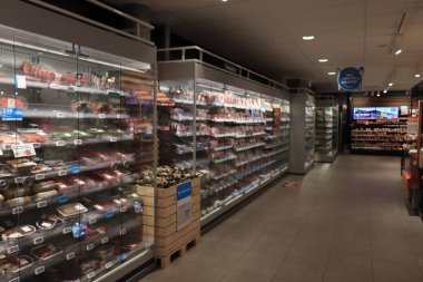 IJmuiden, Hollanda - 16 Ekim 2021: Süpermarketteki buzdolabı, et, şarküteri ve soğuk et