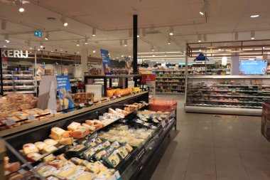 IJmuiden, Hollanda - 16 Ekim 2021: Albert Heijn süpermarketinin içi. Peynirli ve etli buzdolabı.