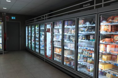 IJmuiden, Hollanda - 16 Ekim 2021: Süpermarketteki buzdolabı, dondurulmuş gıda ve abur cubur bölümü