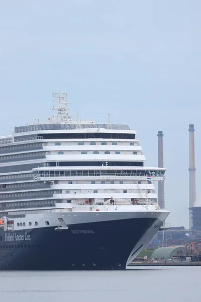 オランダのイジュムイデン 2021年10月17日 Msロッテルダムオランダアメリカラインは イジュムイデン海のロックをアムステルダムに残します 乙女航海 — ストック写真