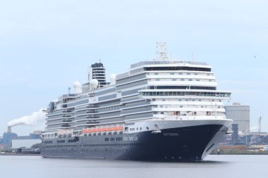 Ijmuiden, Hollanda - 17 Ekim 2021: MS Rotterdam Hollanda Amerika Hattı tarafından Kuzey Denizi Kanalı 'nda Amsterdam' a doğru yönetiliyor.