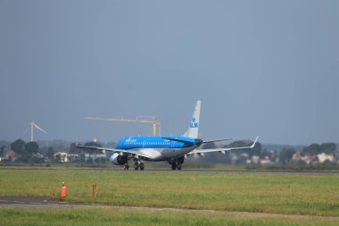 Amsterdam, Hollanda - 8 Ekim 2021: PH-EZN KLM Cityhopper Embraer ERJ-190 Amsterdam Havalimanı Schiphol Polderbaan pistinden havalandı