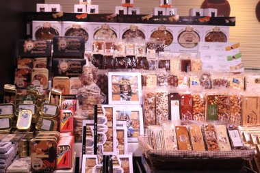 Barselona, İspanya - 30 Eylül 2019: La Boqueria Market 'te geleneksel nugat ve diğer ürünler. Tipik turistik ambalajlarda geleneksel fındık ve diğer ürünlerin geniş seçimi