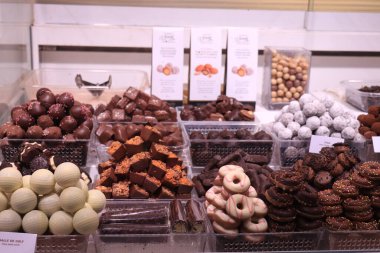 Barselona, İspanya - 30 Eylül 2019: İspanya 'nın Barcelona kentindeki La Boqueria pazarında çeşitli çikolatalar