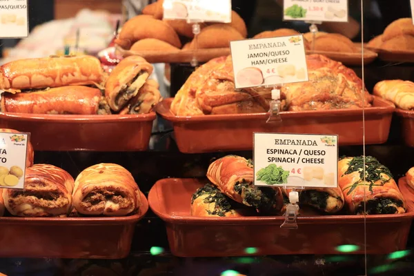 2019年9月30日 西班牙巴塞罗那 市场上传统的 Empanadas 凤尾鱼是一种油炸糕点 里面塞满了各种馅 标签案文 西班牙文和英文填充物说明 — 图库照片