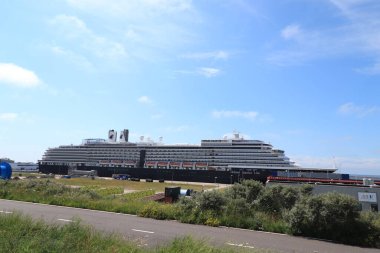 IJmuiden, Hollanda - 8 Temmuz 2021 Covid 19 salgınının sonunda Hollanda Amerika Hattı terminali. 2021 yaz sezonundan geriye kalanlara hazırlanıyorum..