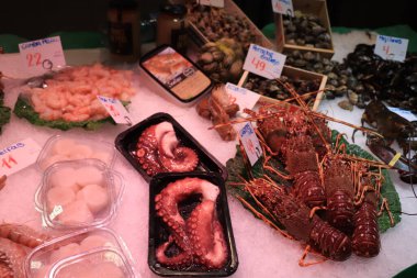 Barselona, İspanya - 30 Eylül 2019: La Boqueria Market 'te deniz ürünleri seçimi. Etiketler üzerine metin: ürün tanımı İspanyolca, fiyatlar avro